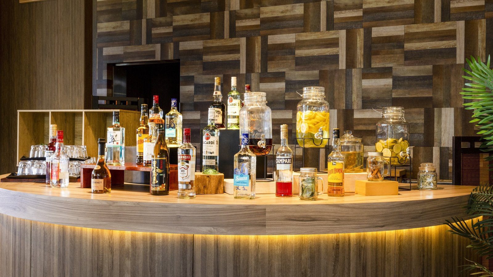 沖繩殘波岬美爵度假酒店 The Lounge 的吧台與酒瓶