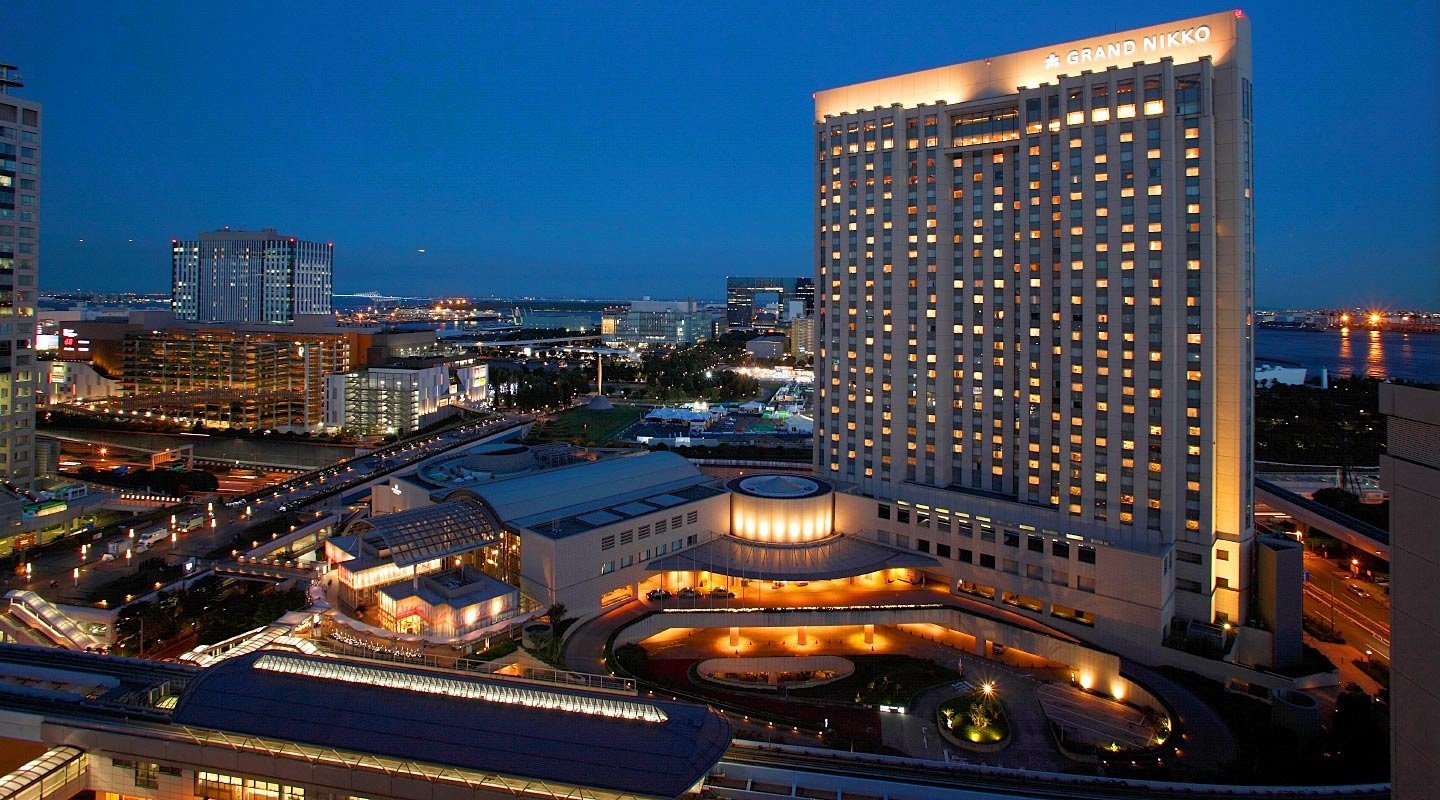 東京台場日航大酒店 夜間點燈的飯店外觀