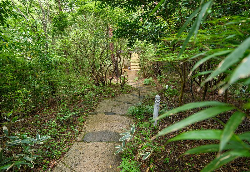 箱根小涌谷溫泉 水之音 通往貸切露天風呂的庭園小徑
