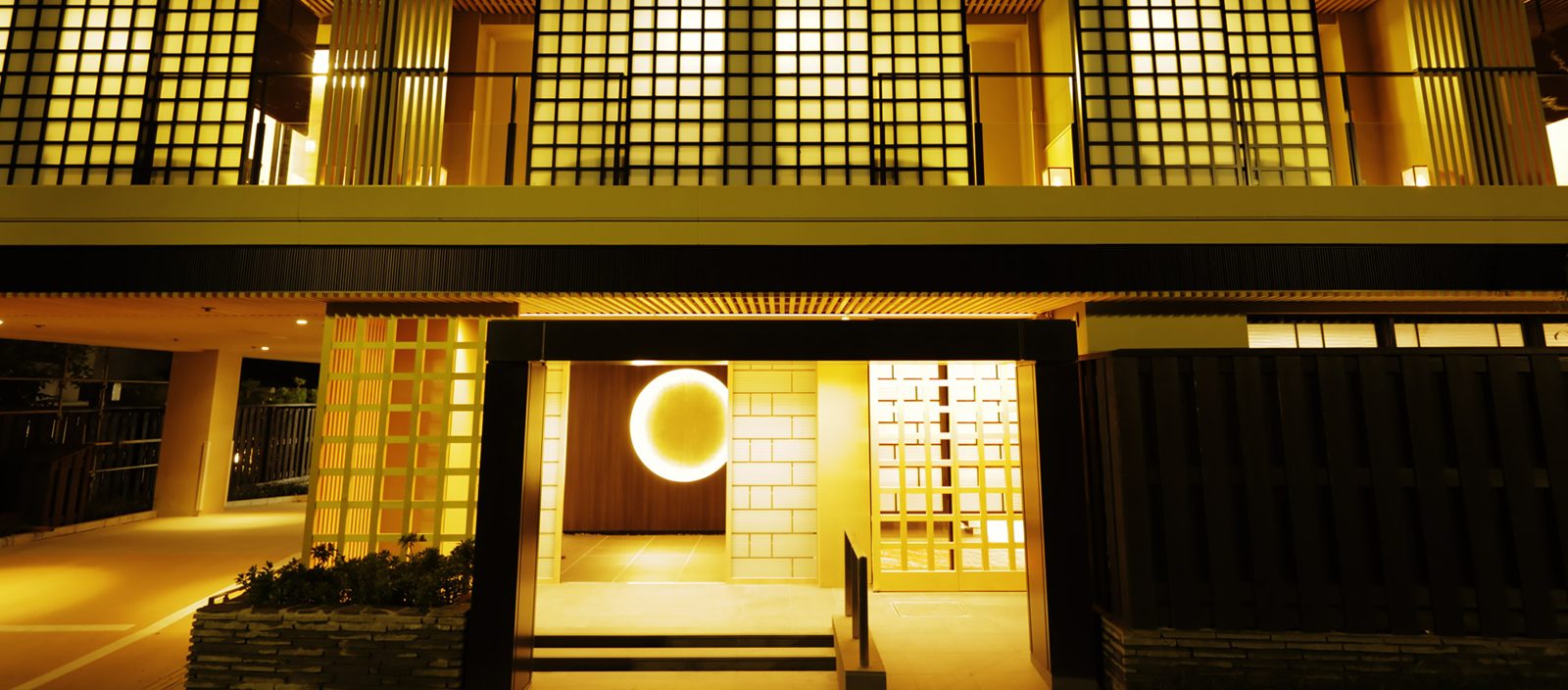 箱根湯本溫泉 月之宿 紗ら 夜晚的飯店外觀