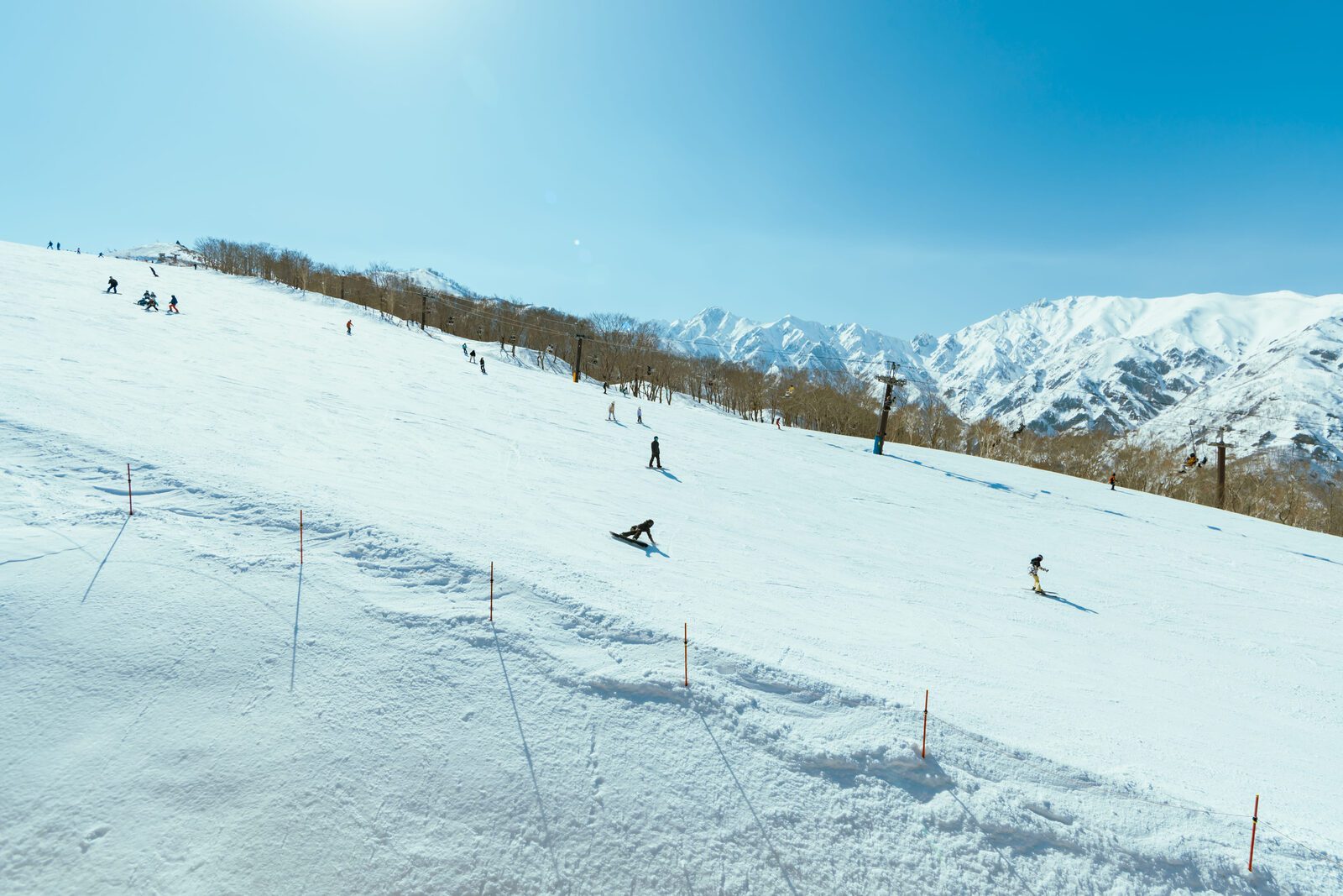 滑雪者分散在白馬地區的寬闊雪道上