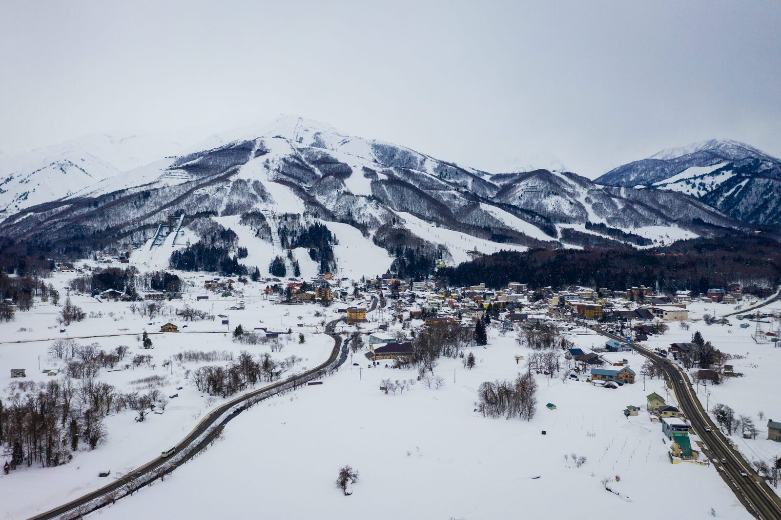 白馬地區雪中村落與山坡上的滑雪道