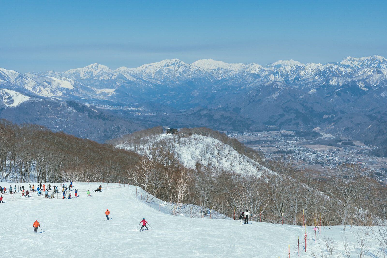 白馬滑雪道前方眺望層疊雪山