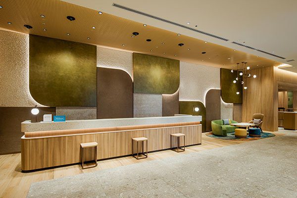 京都四條烏丸希爾頓花園酒店 大廳的接待櫃檯