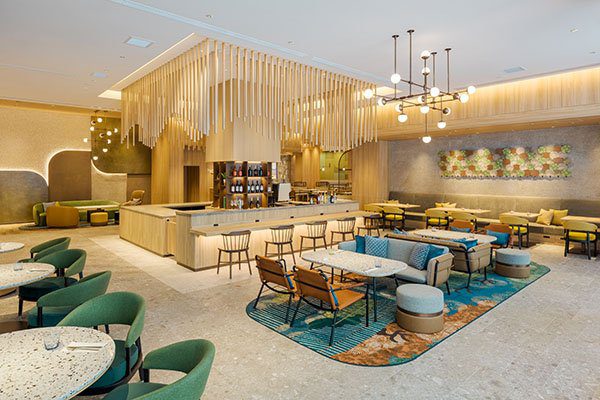 京都四條烏丸希爾頓花園酒店 挑高木格天花的 Together&Co.