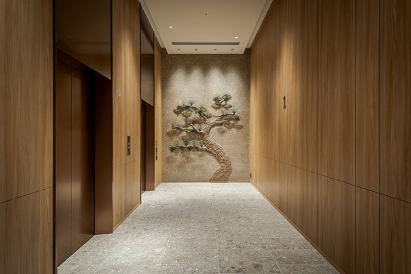 京都四條烏丸希爾頓花園酒店 松樹浮雕的電梯廳