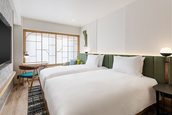 京都四條烏丸希爾頓花園酒店 和風格窗與綠色床頭的 Guest 雙床房