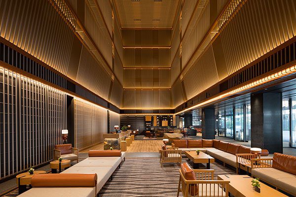 京都希爾頓酒店 格柵天花挑高的大廳