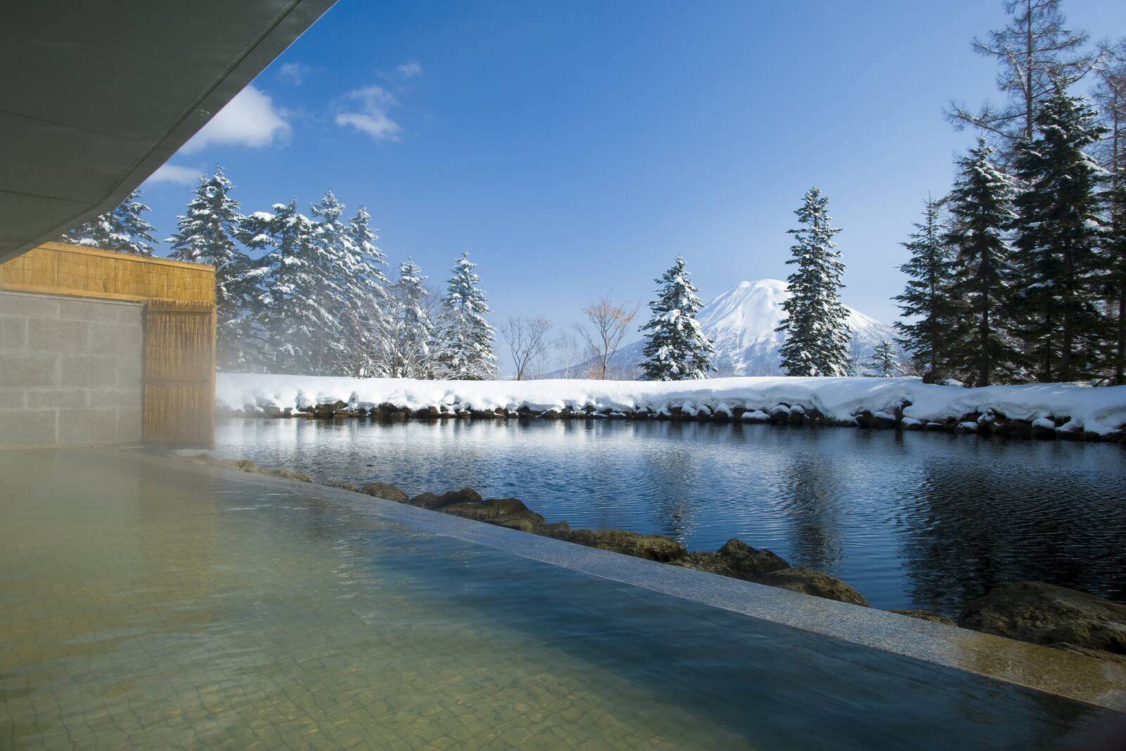二世古村希爾頓酒店 雪中的露天溫泉與遠方的羊蹄山