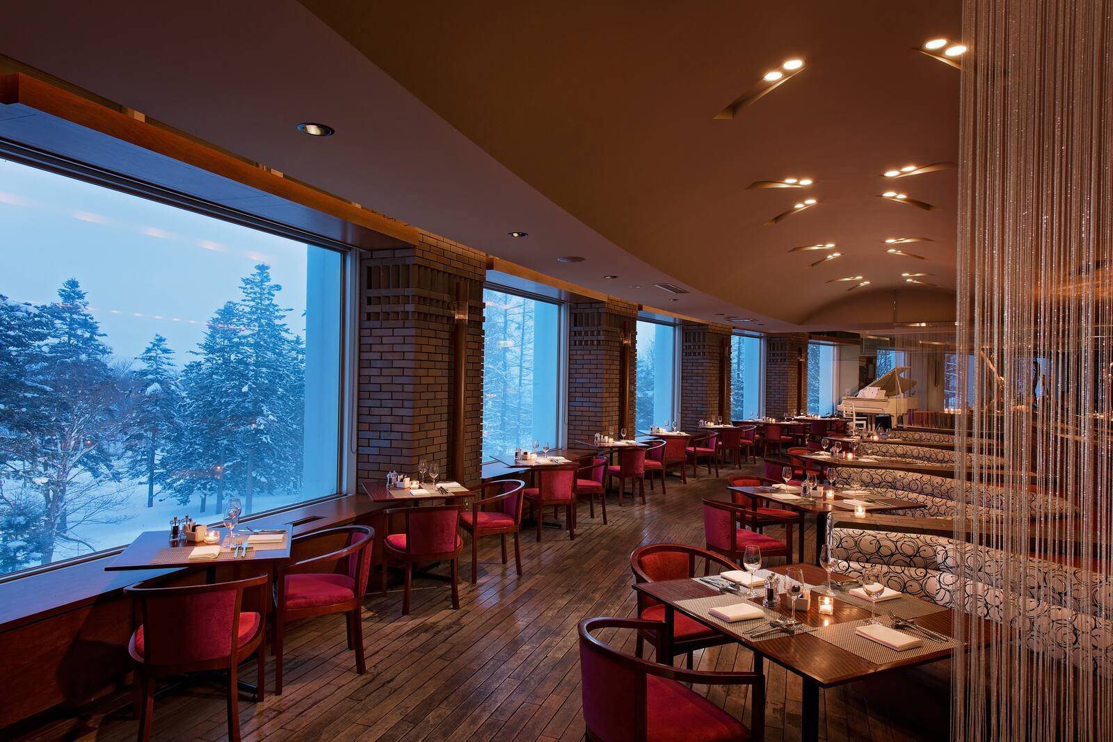二世古村希爾頓酒店 Melt 餐廳沿著雪景大窗排開的座位