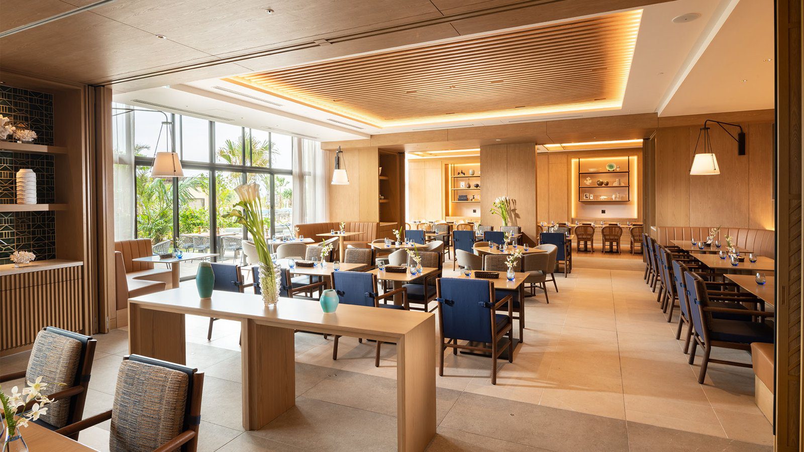 沖繩宮古島希爾頓度假酒店 全日餐廳 Azure 的木質用餐區