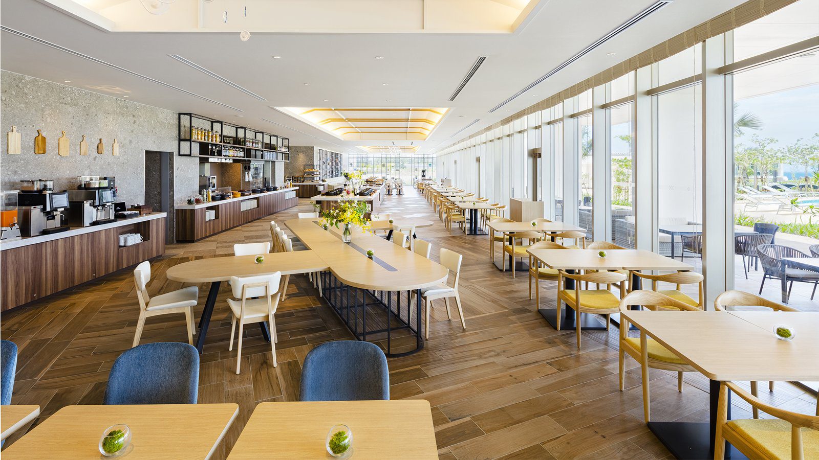沖繩瀨底希爾頓度假酒店 Amahaji 的自助餐檯與用餐區