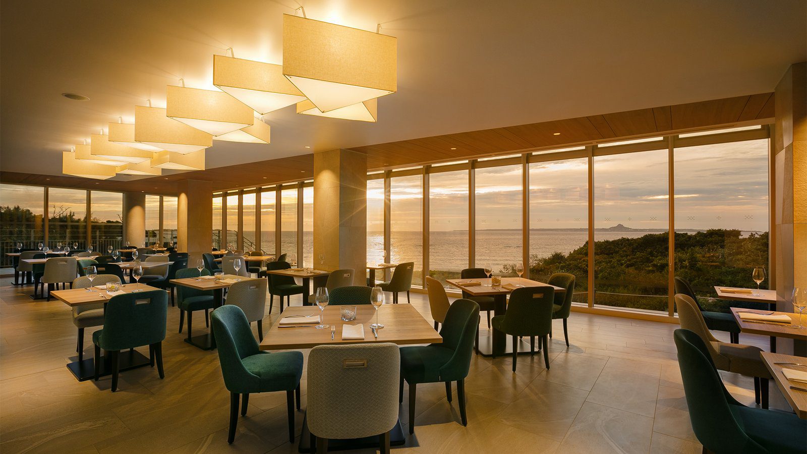 沖繩瀨底希爾頓度假酒店 Sisuco Grill 面海的用餐區與夕陽