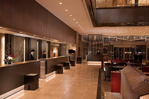 大阪希爾頓酒店 挑高大廳的接待櫃檯