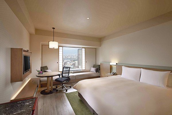大阪希爾頓酒店 木質家具與和風色調的 Hilton 雙人房