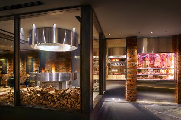 東京希爾頓酒店 Metropolitan Grill 的開放式燒烤廚房