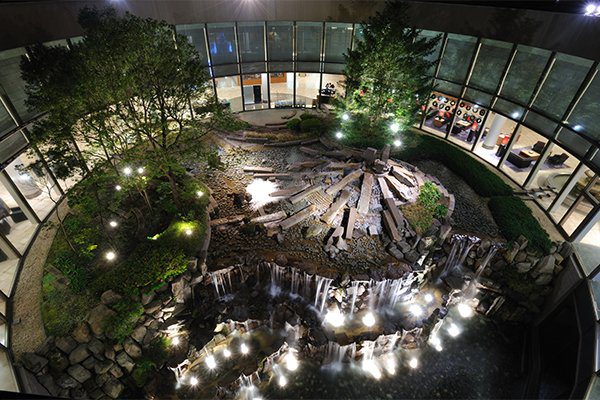 東京成田機場希爾頓酒店 夜間點燈的中庭
