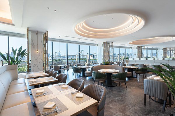 東京台場希爾頓酒店 Seascape 餐廳的窗邊座位