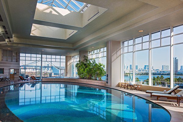 東京台場希爾頓酒店 庵 SPA TOKYO 的室內溫水泳池