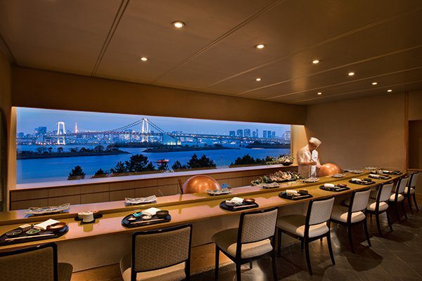東京台場希爾頓酒店 「さくら」天婦羅吧檯與窗外的彩虹大橋