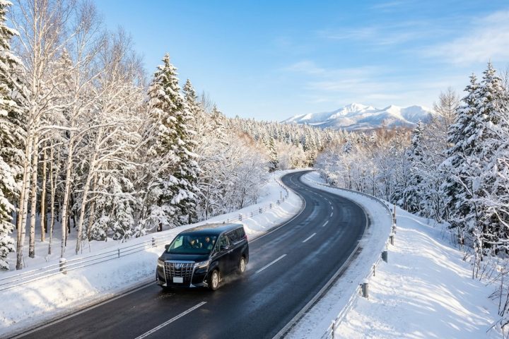北海道包車 vs 租車自駕怎麼選？冬季雪地路況、費用與安全注意事項全解析