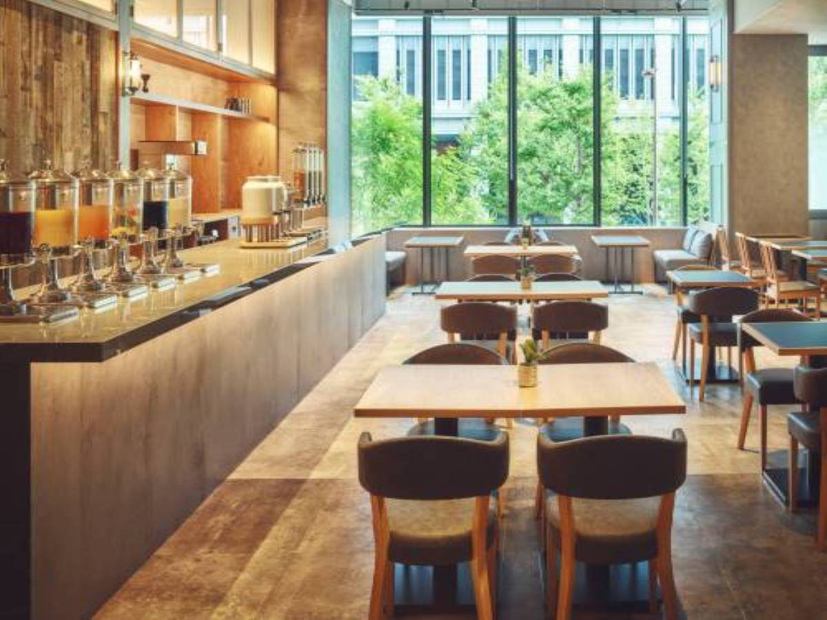 大阪市中心御堂筋智選假日酒店 早餐自助區與用餐座位