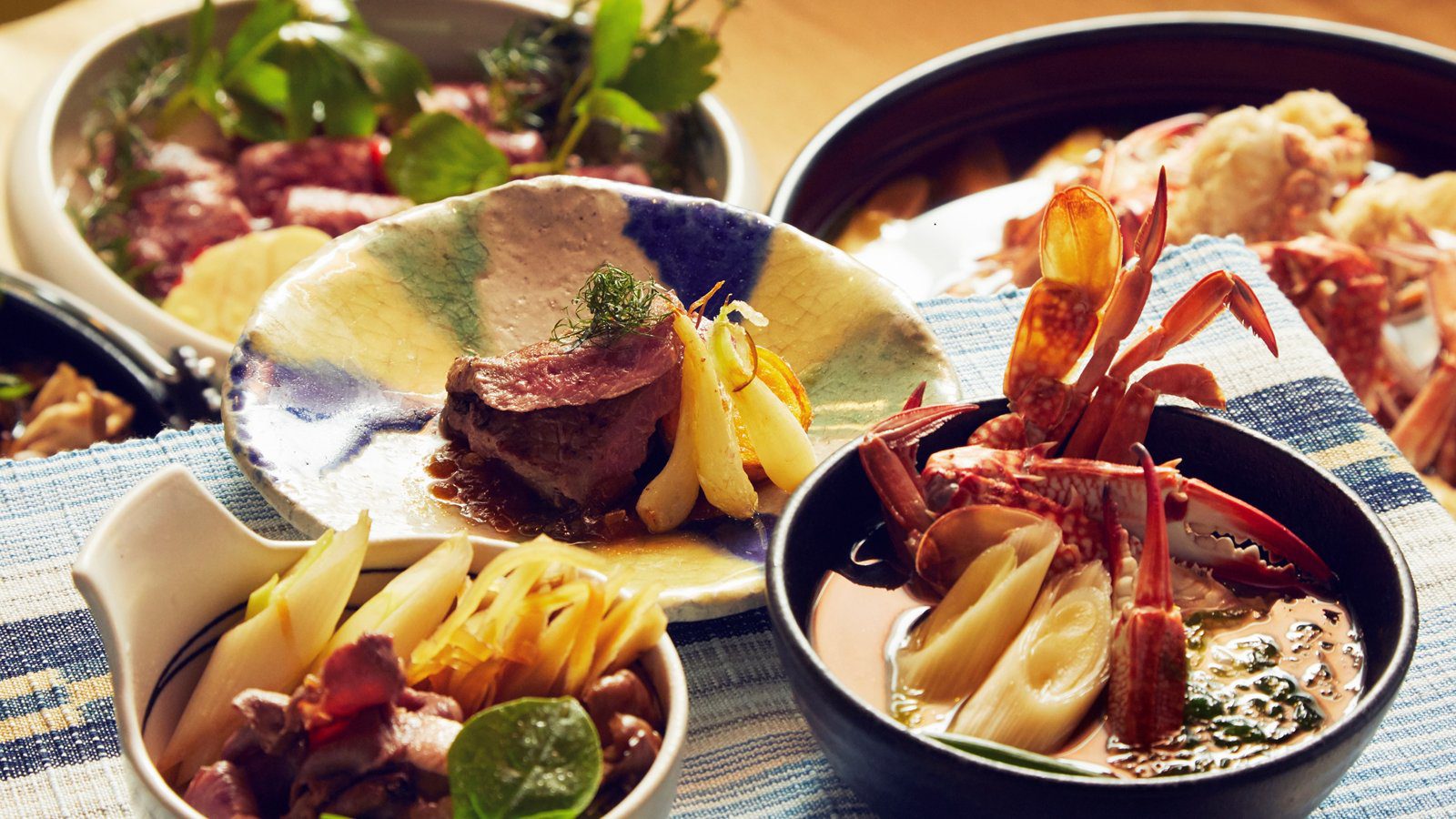 星野集團 西表島飯店 螃蟹湯、燒肉與島蔬菜的晚餐菜色