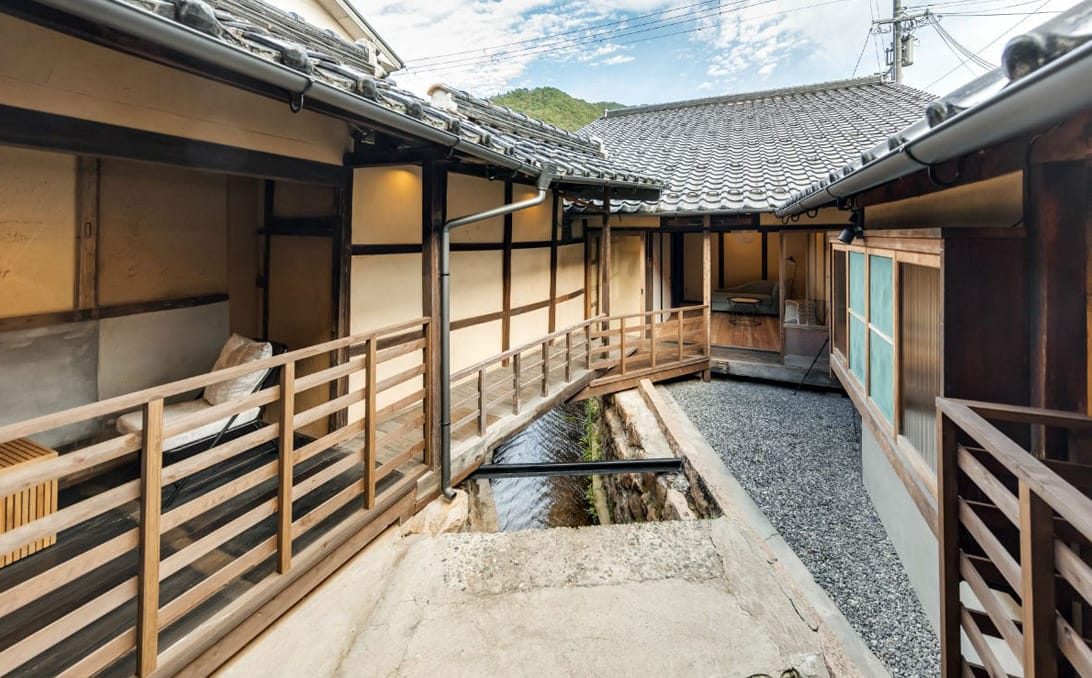 竹田城 城下町 HOTEL EN 通往客房的木道