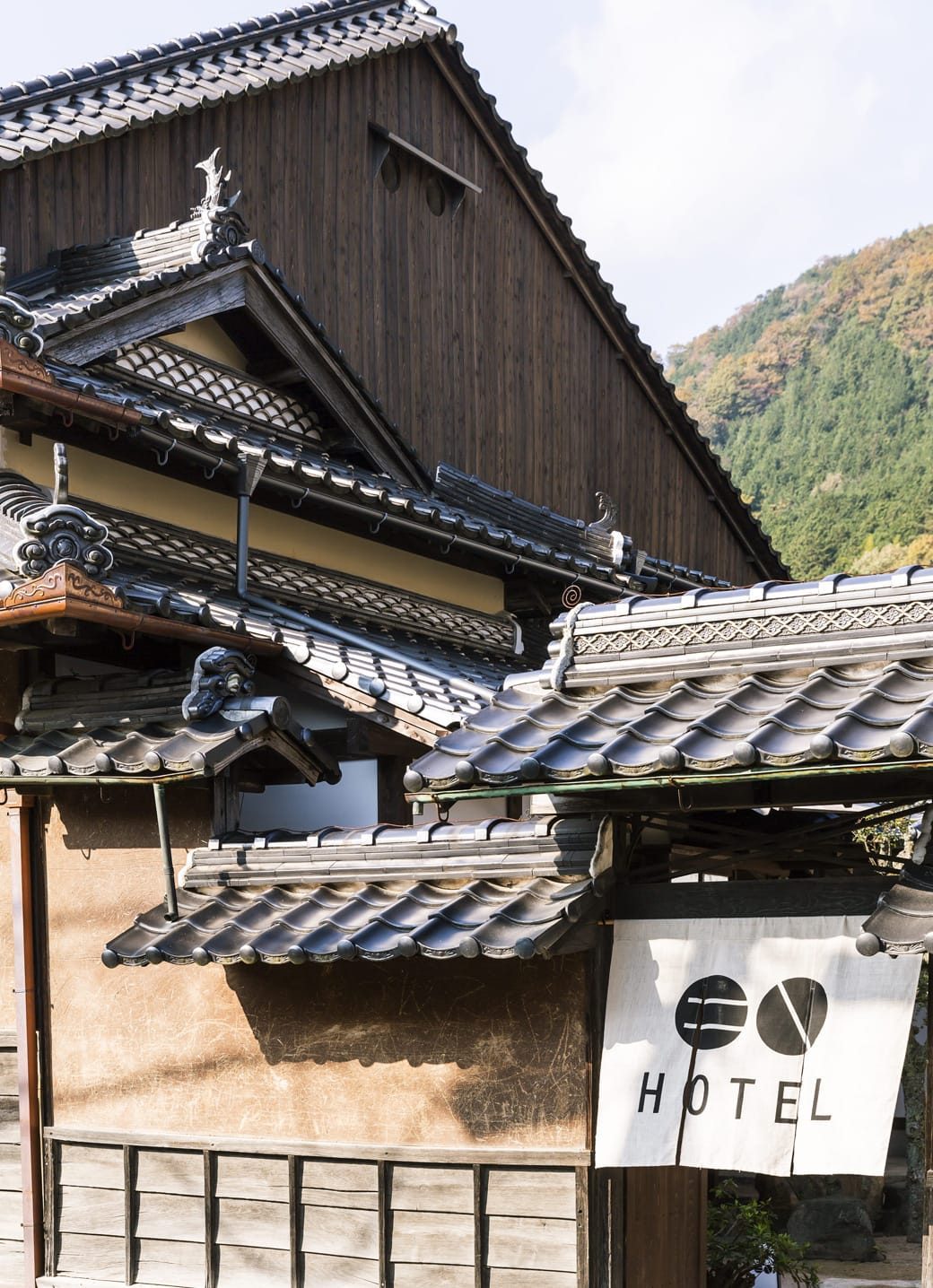 竹田城 城下町 HOTEL EN 街上的飯店招牌