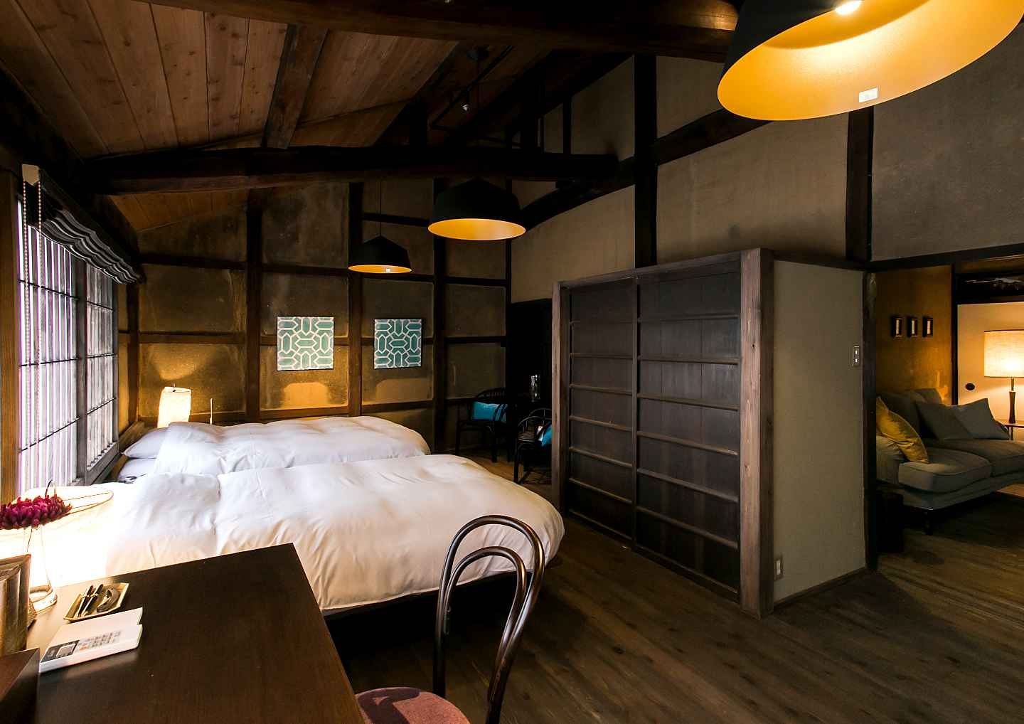 竹田城 城下町 HOTEL EN 客房的起居與臥室