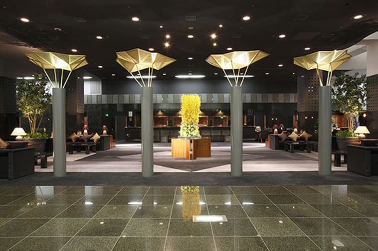 京都格蘭比亞大酒店 2 樓正門大廳與挑高燈柱