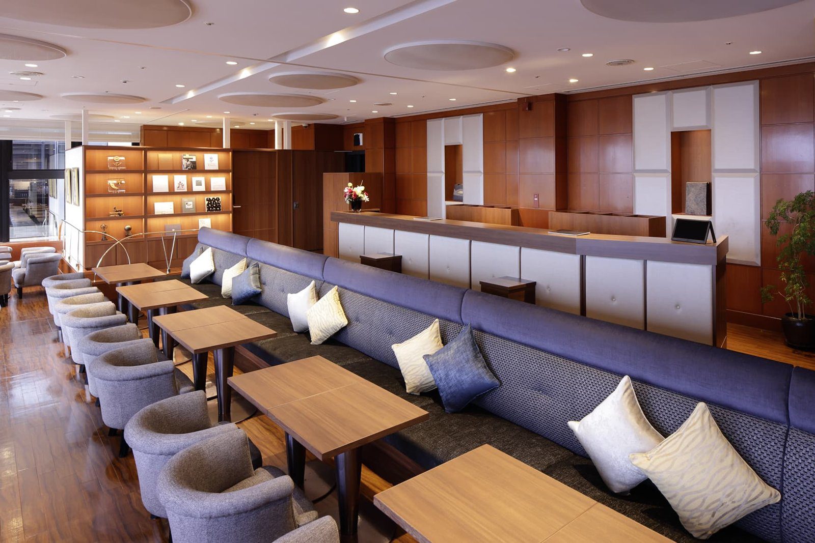 京都格蘭比亞大酒店 15 樓 Granvia Lounge 沙發區與吧檯