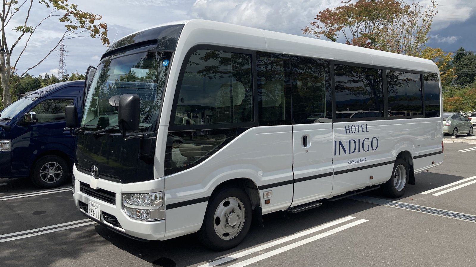 輕井澤英迪格酒店 印有 HOTEL INDIGO 的接駁巴士