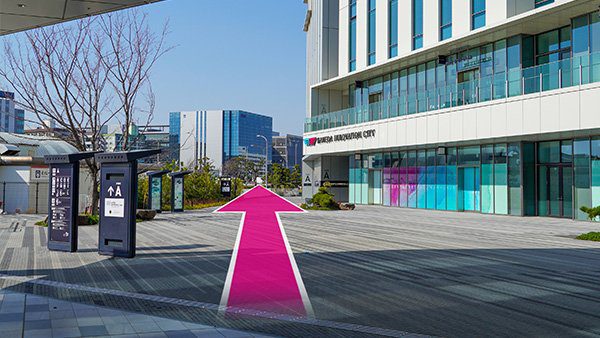 東京羽田大都會大飯店 天空橋站出口往 HICity 建物的廣場(附指引箭頭)