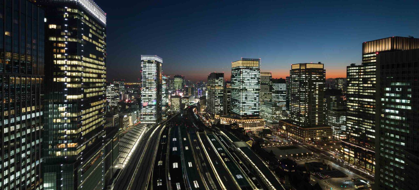 東京丸之內大都會大飯店 窗下東京站方向的鐵道夜景