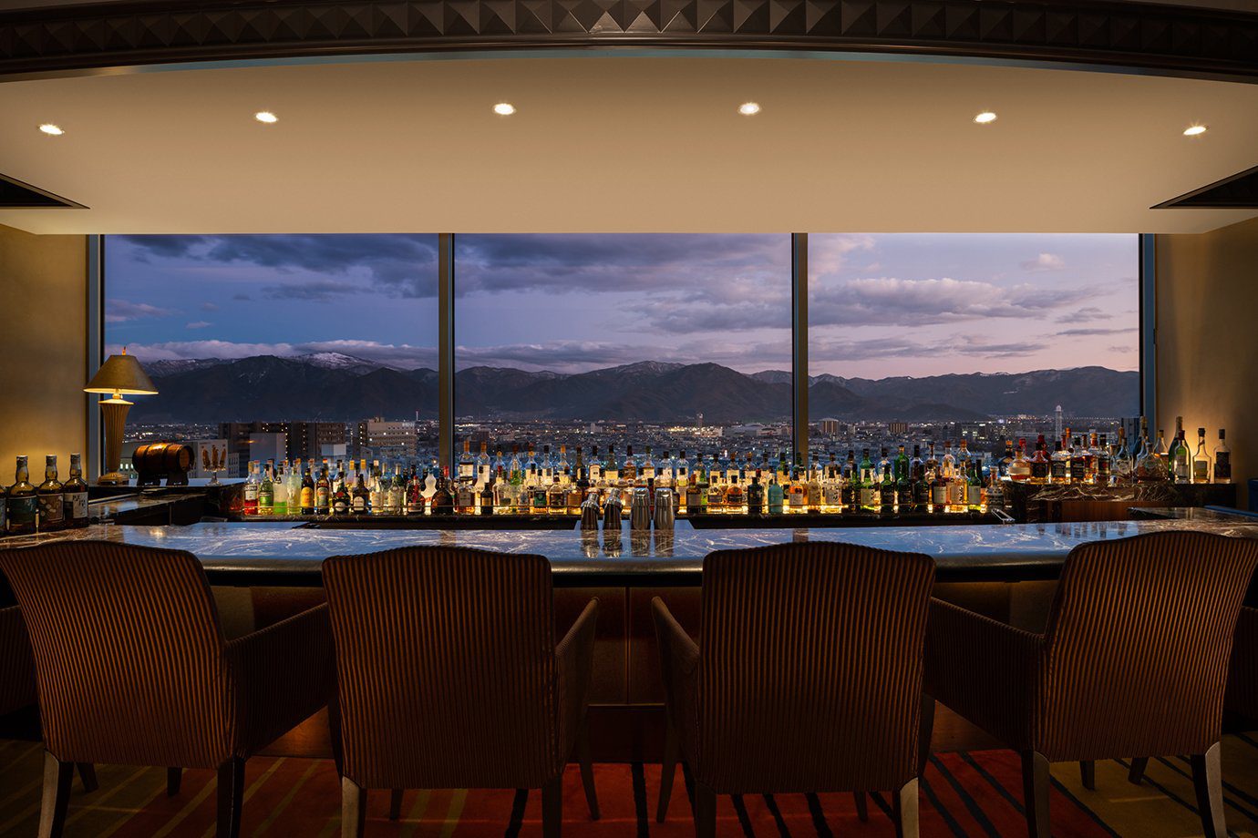 長野大都會大飯店 頂樓 Bar Apollo 的吧檯與窗外山景