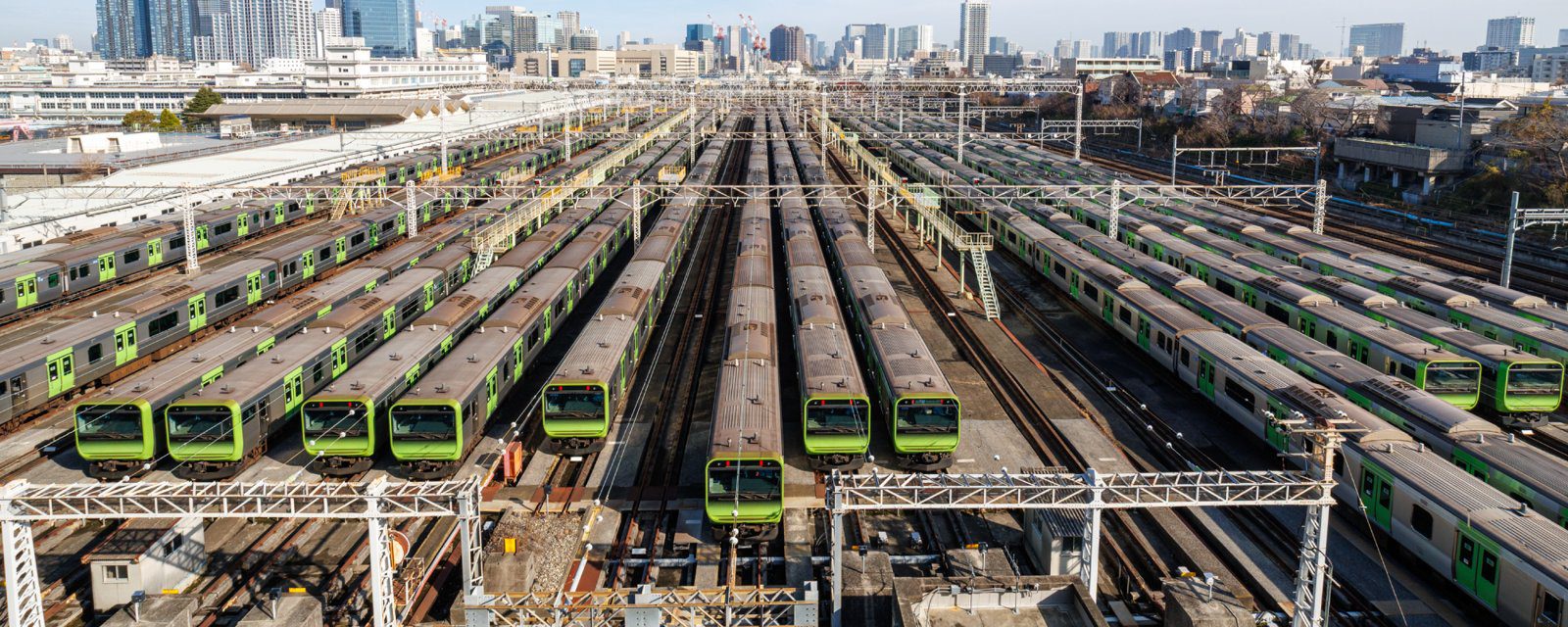 東京大井町 TRACKS 大都會大飯店 俯瞰整排列車的車輛基地