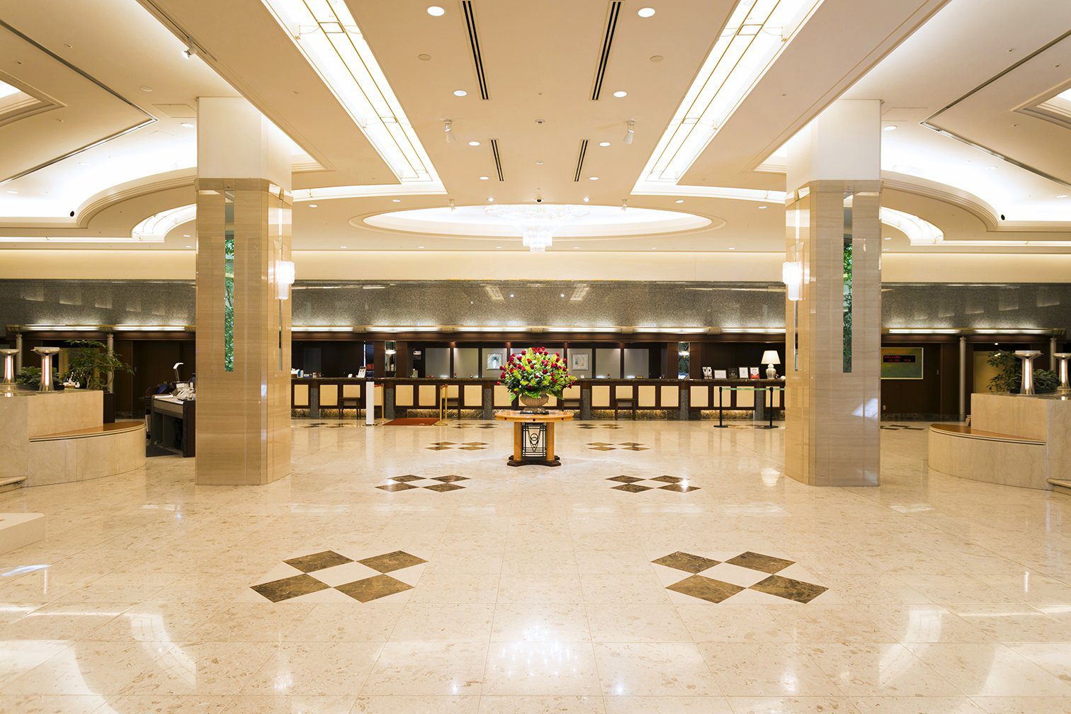 關西機場日航酒店 1 樓大廳與櫃台