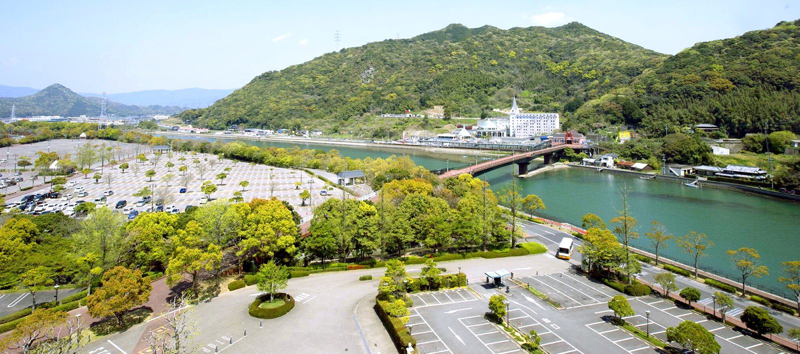 JR豪斯登堡大倉酒店 車站側窗外的停車場與河岸山景