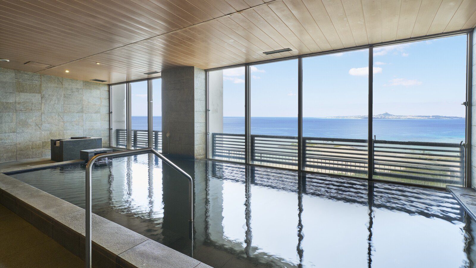 Orion 本部度假 SPA 飯店 溫泉「美ら海の湯」浴池與整面窗外的海