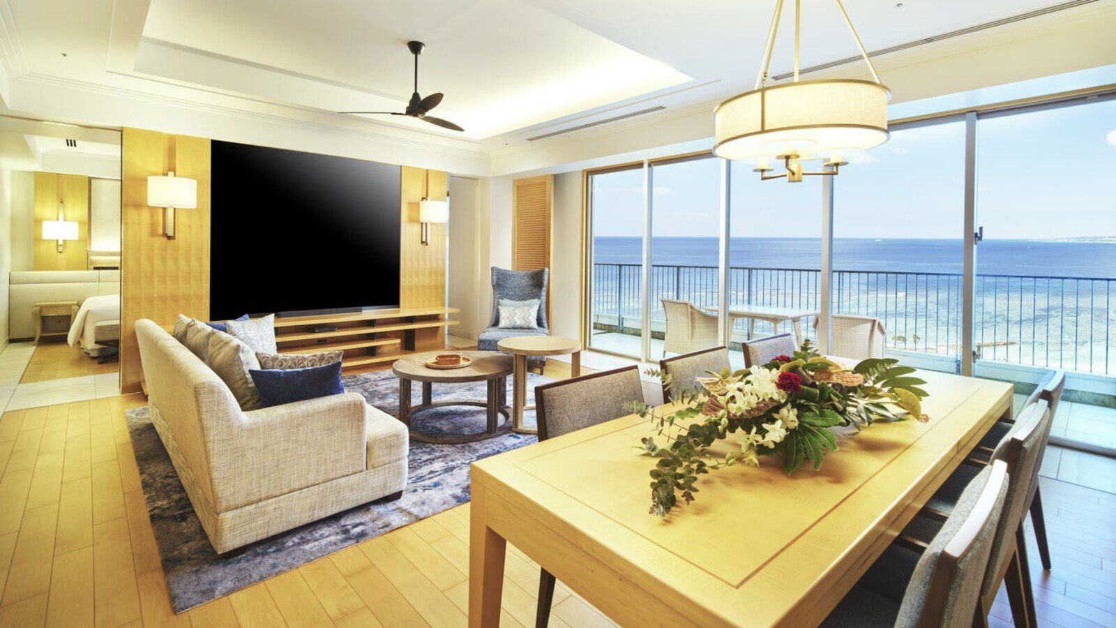 Orion 本部度假 SPA 飯店 皇家套房的客廳、餐桌與海景
