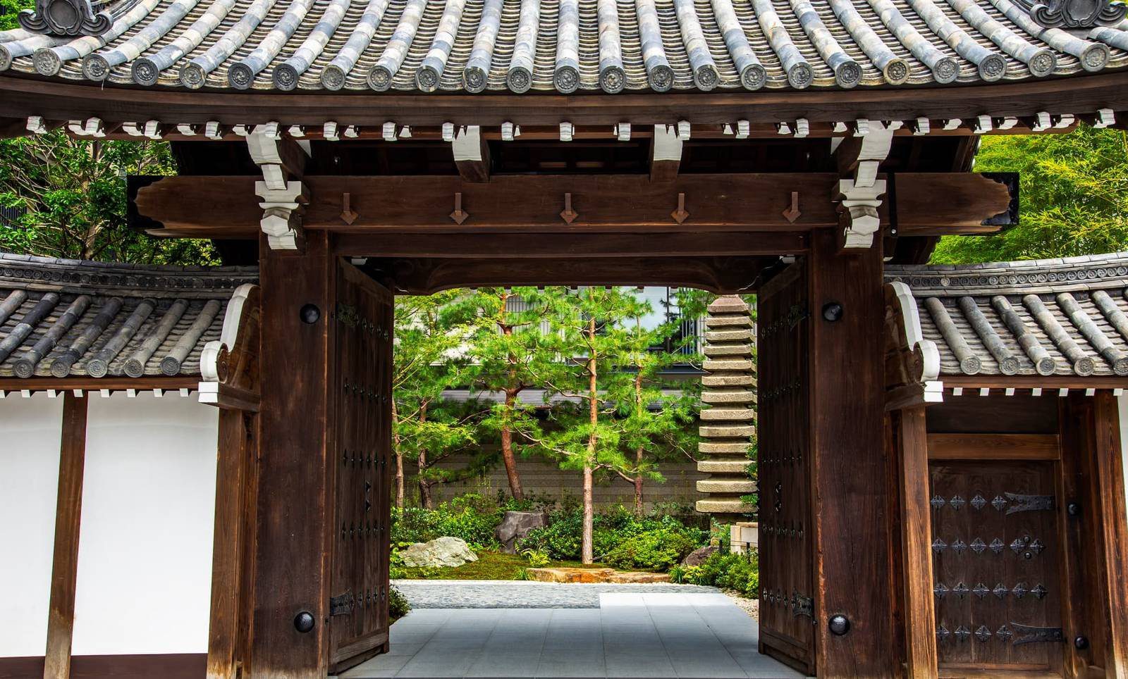 京都三井酒店 正門梶井宮門與門後的庭園