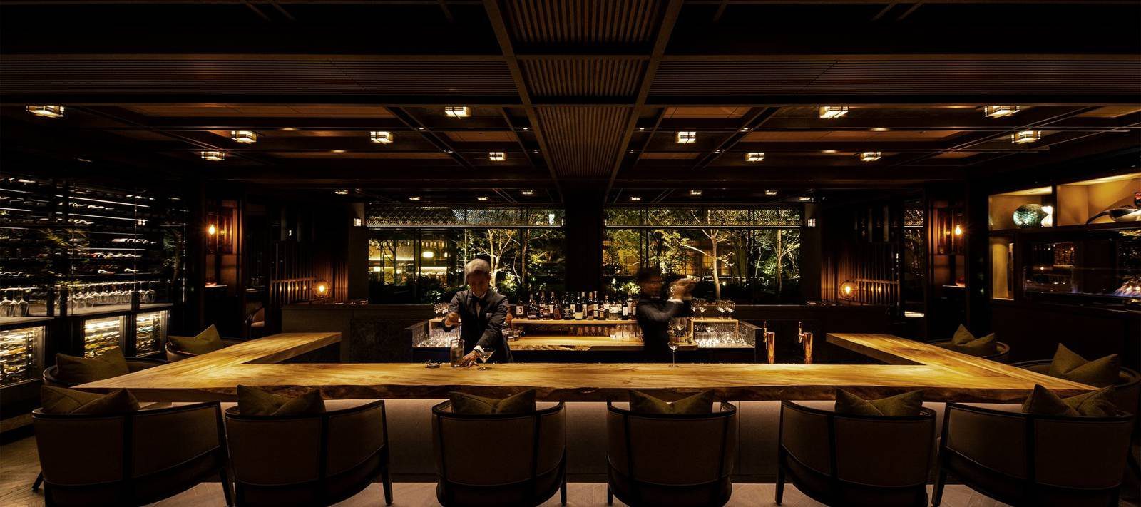 京都三井酒店 THE GARDEN BAR 的長吧台與酒櫃