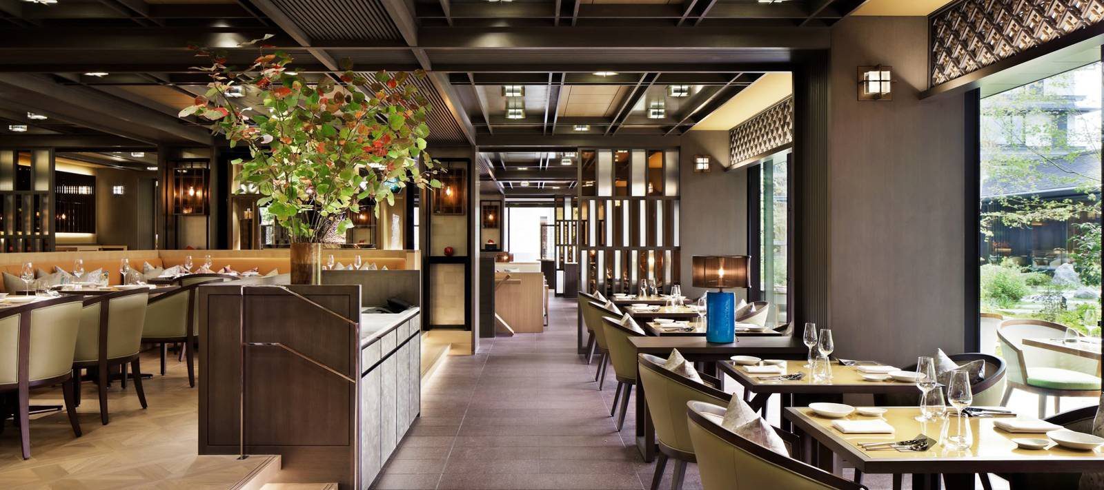 京都三井酒店 FORNI 義式餐廳的用餐區與窗外綠意