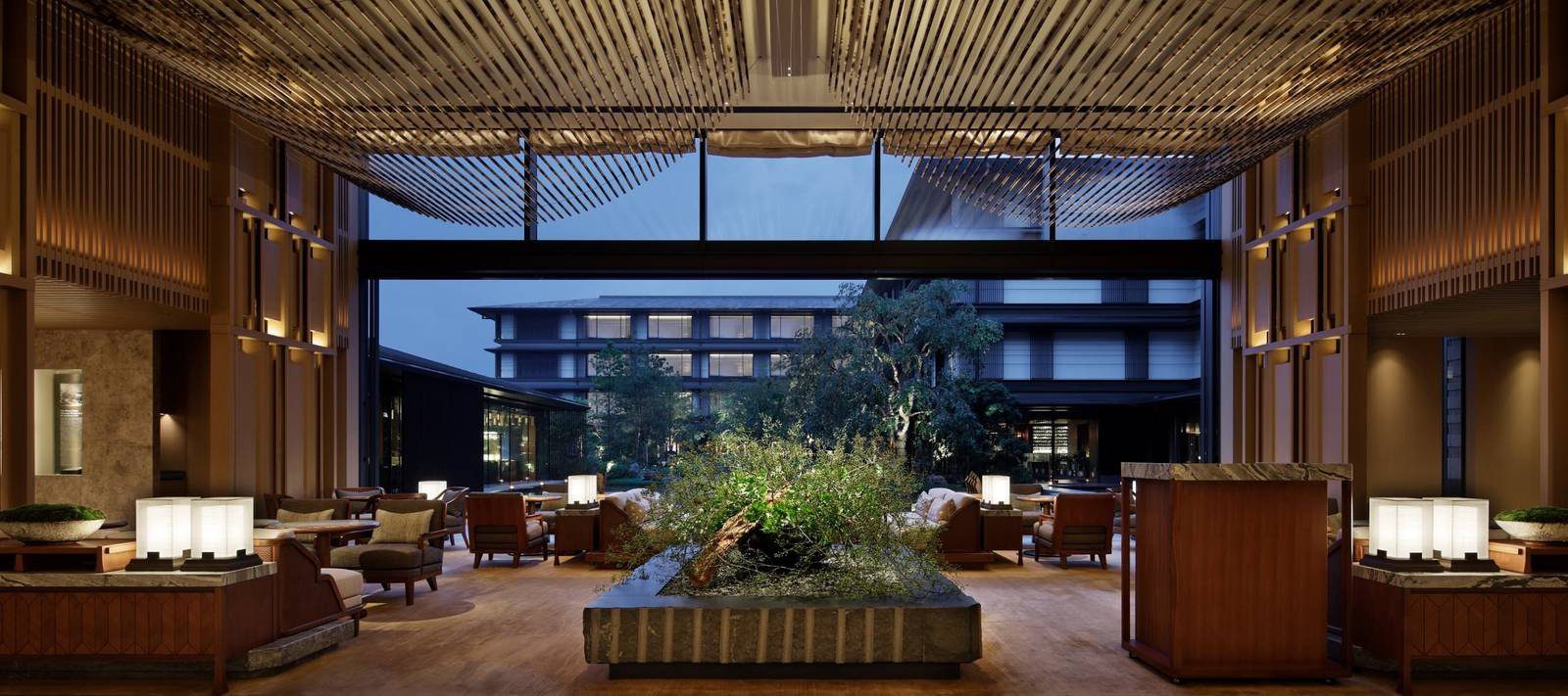 京都三井酒店 大廳座位區與正前方的庭園