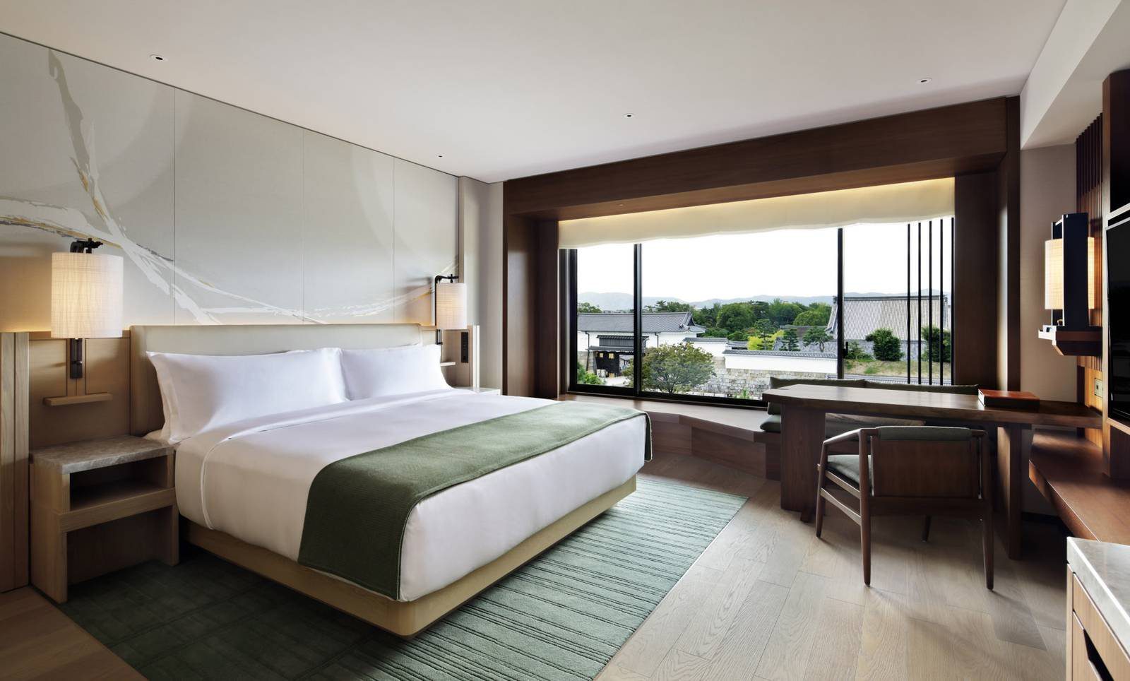 京都三井酒店 Nijo Room 的大床與窗外綠意