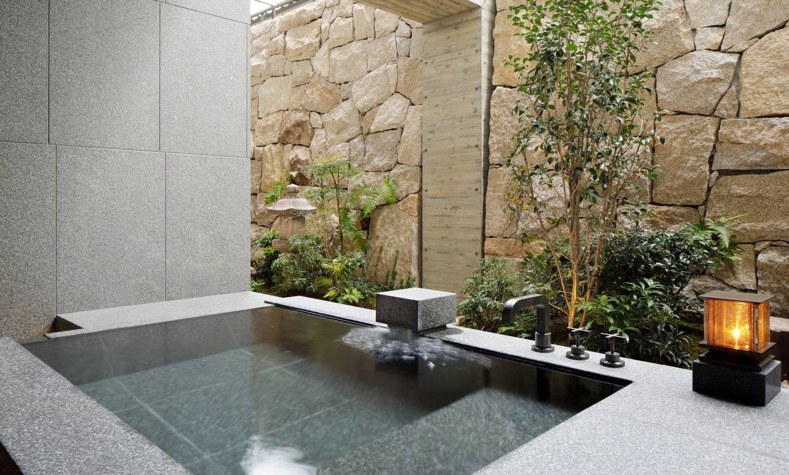 京都三井酒店 Onsen Suite 的私人露天溫泉與石牆坪庭