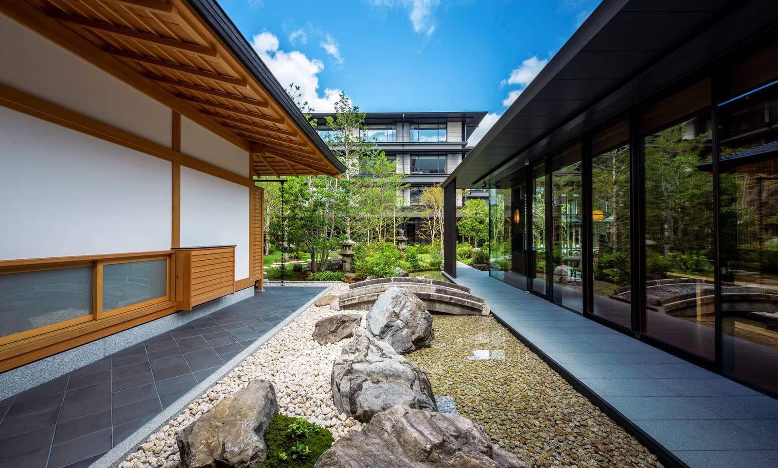 京都三井酒店 沿庭園的木造緣側、白砂與景石