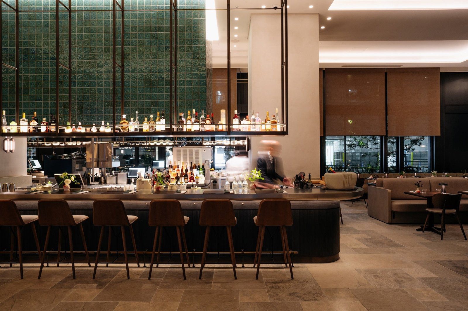 虎之門之丘酒店 Le Pristine Café 的吧台與綠色磁磚酒櫃