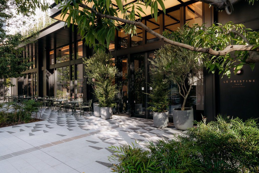 虎之門之丘酒店 Le Pristine Café 門前的戶外座位與樹木
